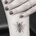 A Manchester les tatouages d'abeilles se multiplient